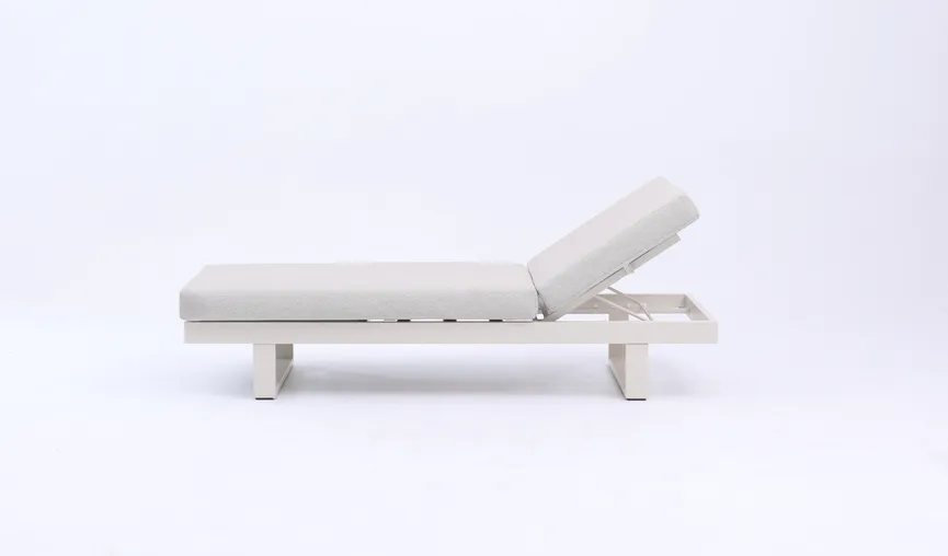 Sofaliege Creme Aluminium detail