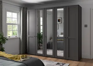 Kleiderschrank 