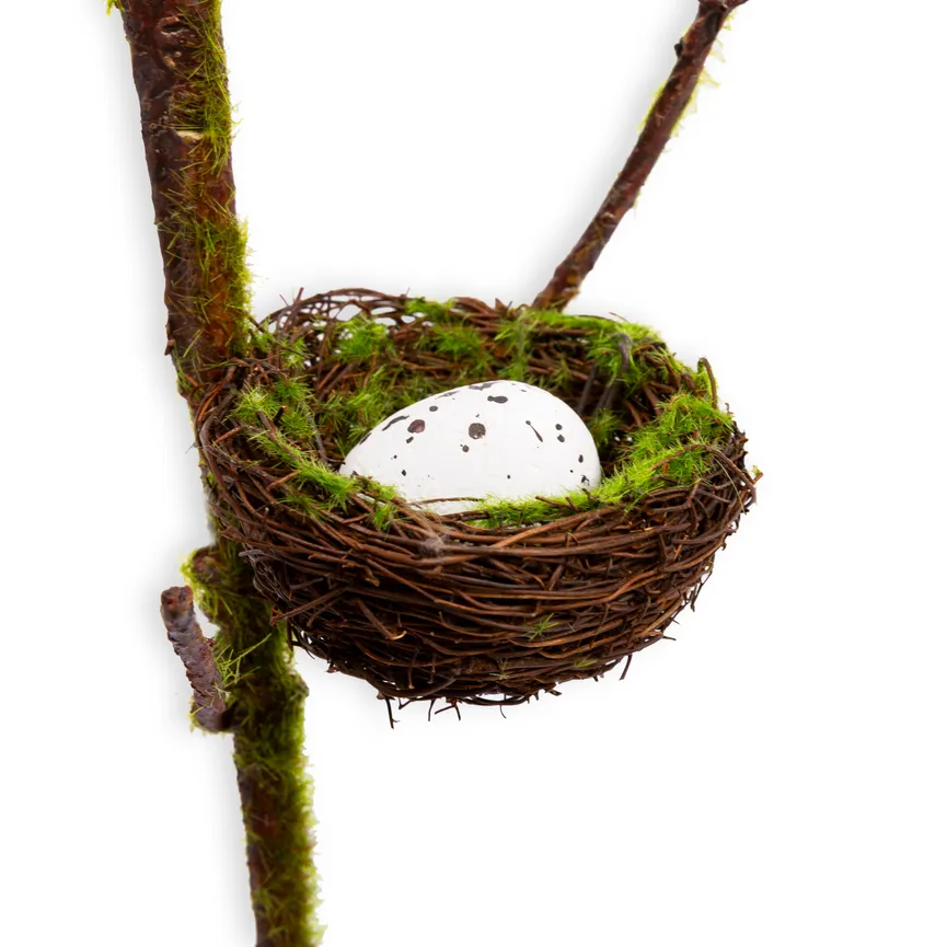 Dekozweig mit Vogelnest detail