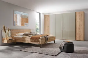 Bett mit Nachttischen