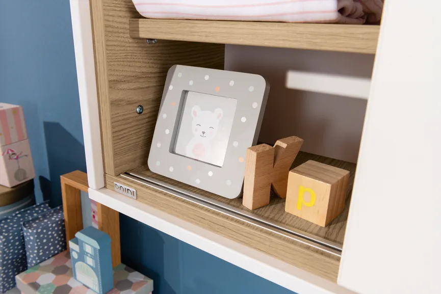 Wandregal mit Schiebetüre detail