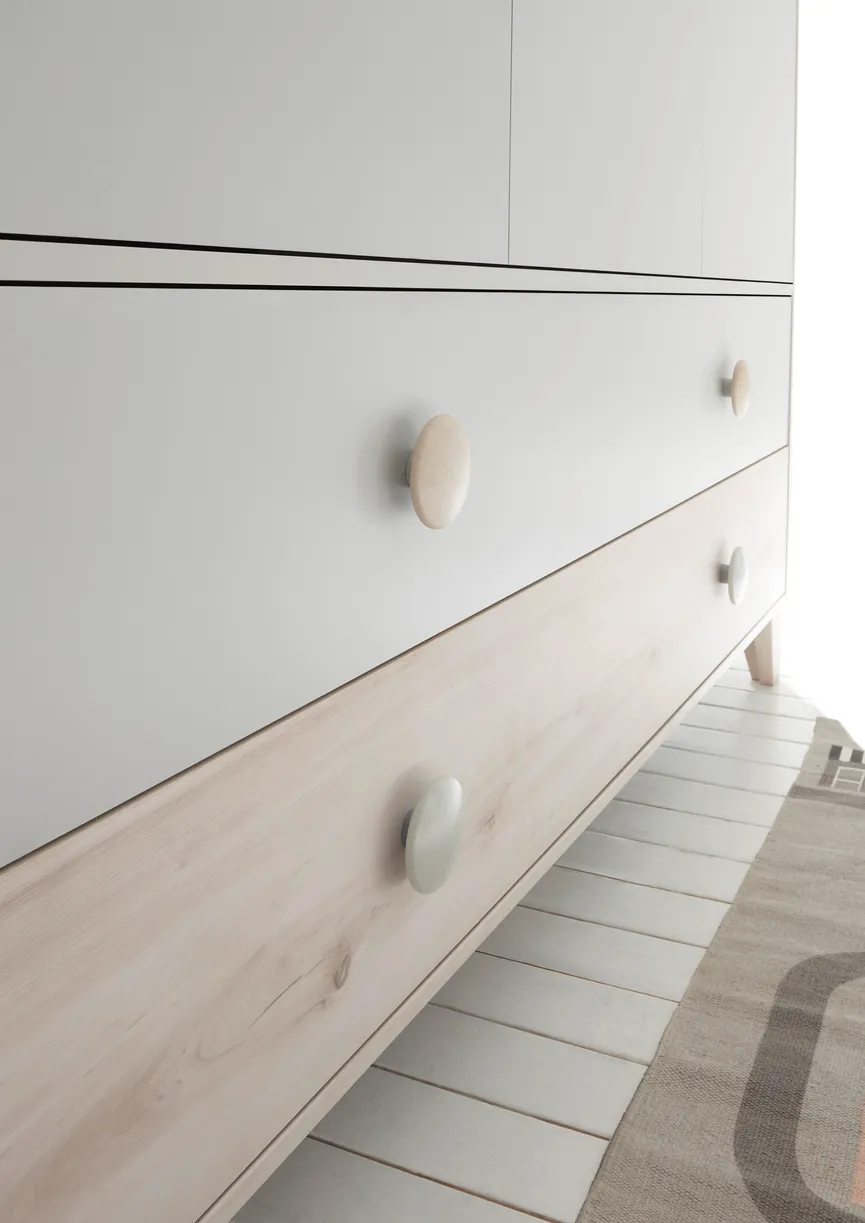 Kleiderschrank 3-trg. detail