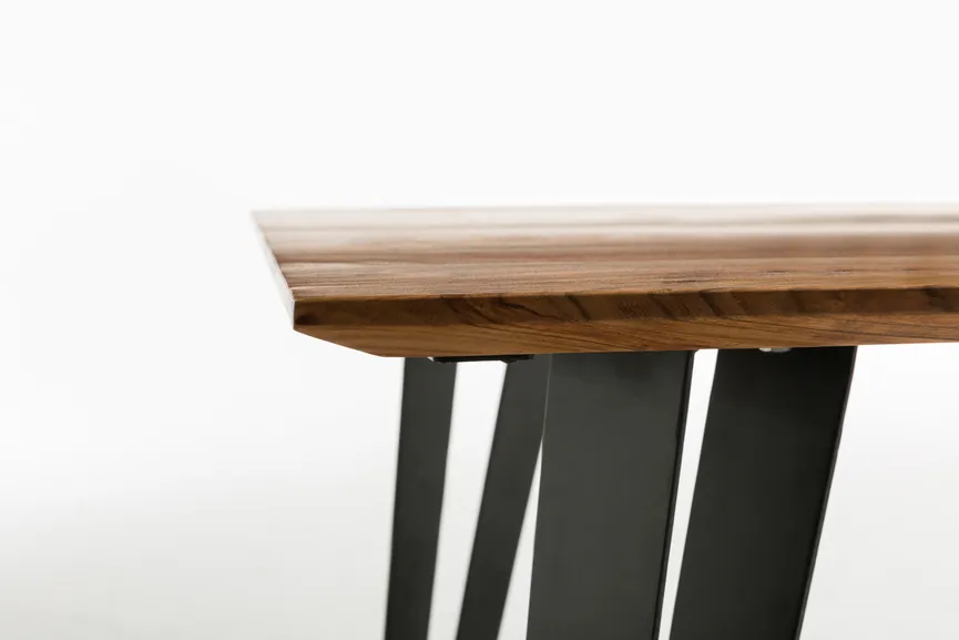 Esstisch 4 Schweizerkante detail