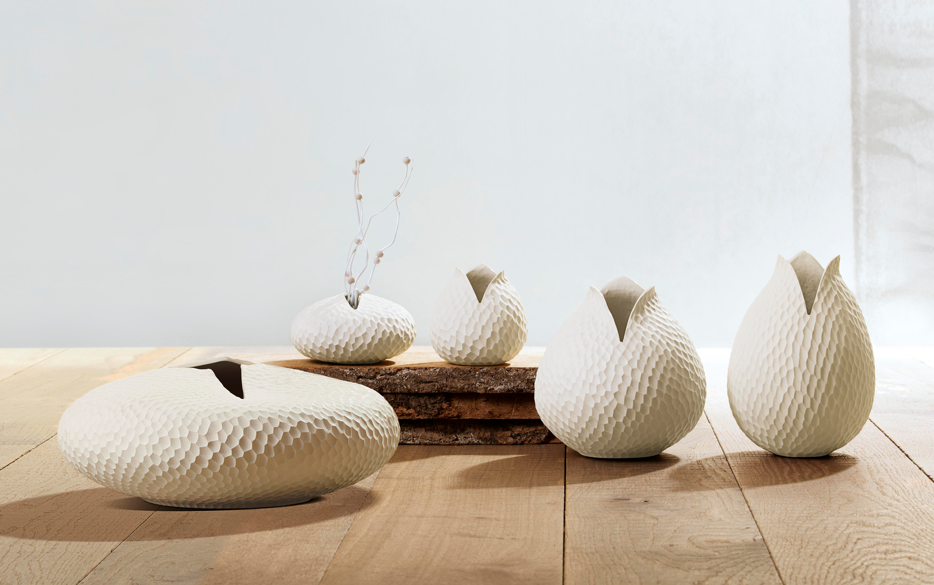 Vase "Carve" beige mit Relief milieu