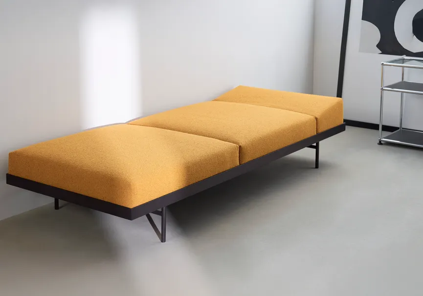 Sofa mit Walnusstisch detail