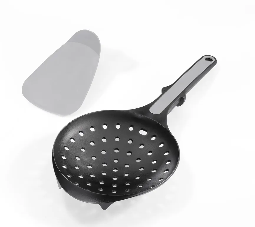 Spätzlelöffel mit Schaber detail