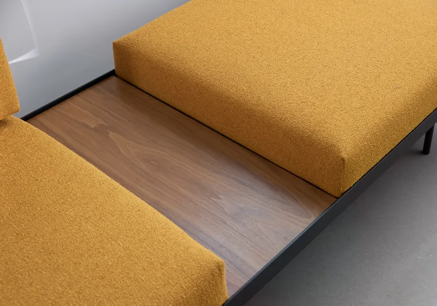 Sofa mit Walnusstisch detail