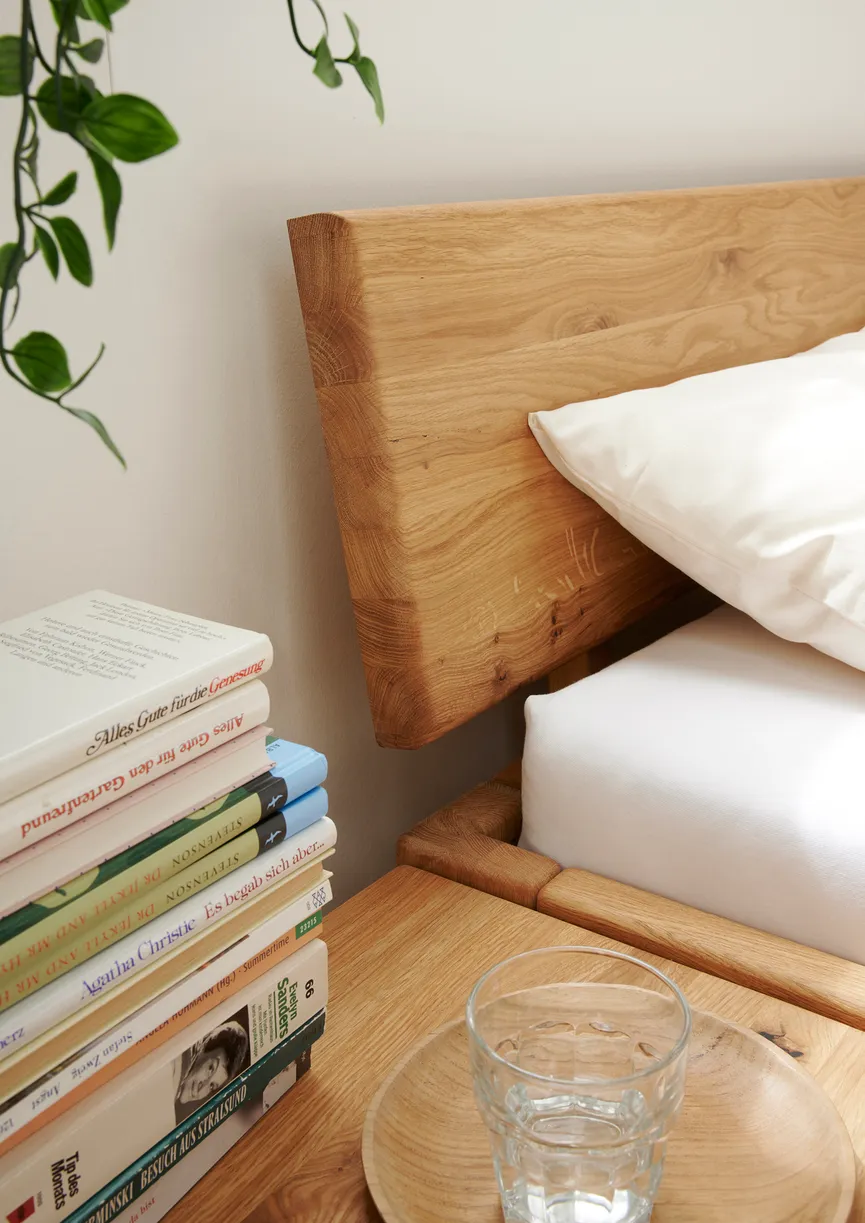 Holzbett mit Bettkasten detail
