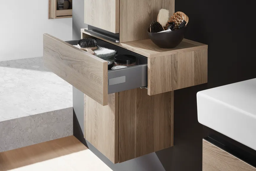 *Hochschrank, links detail