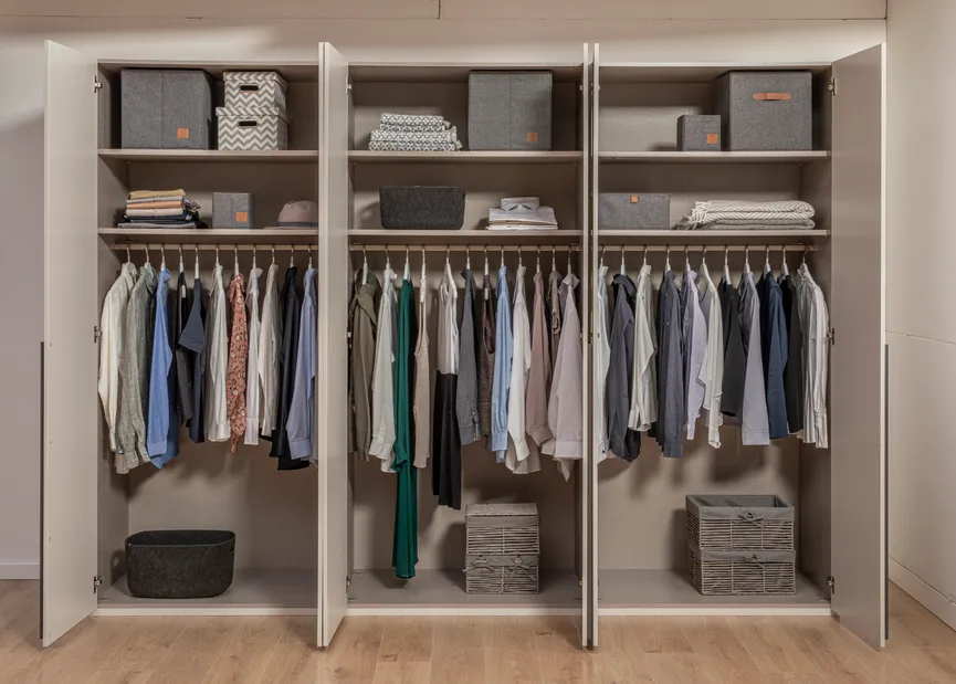 Drehtürenschrank 6-trg. detail