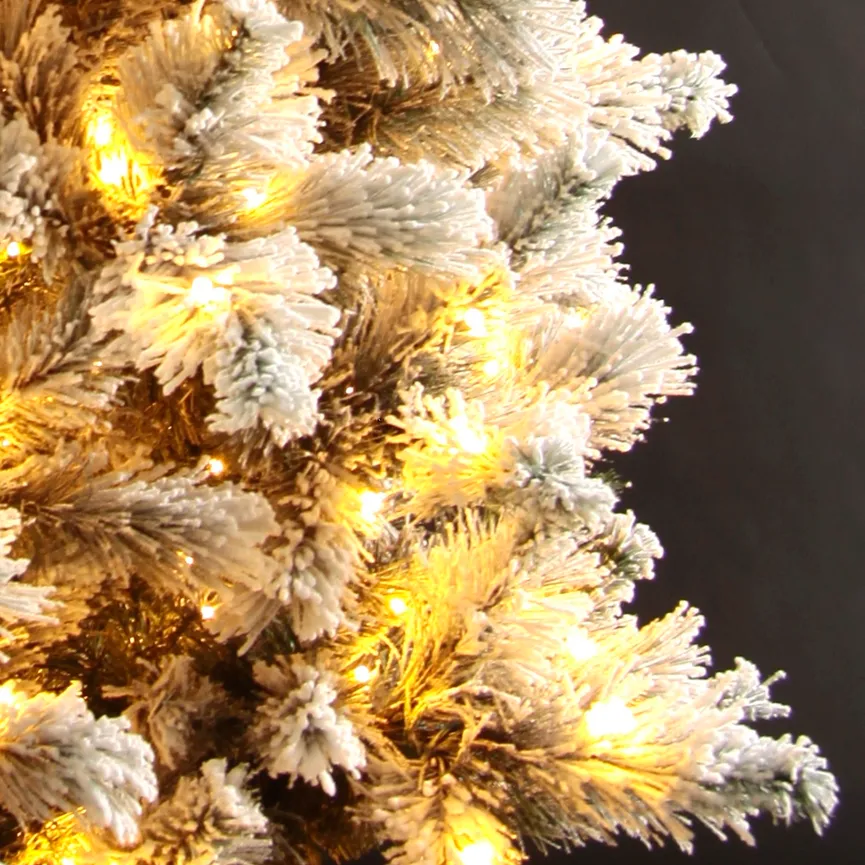 Tannenbaum mit Schnee M detail