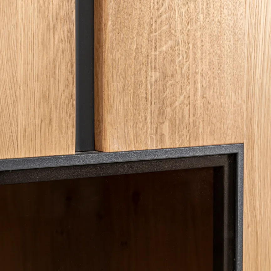 Vitrine rechtsanschlag detail