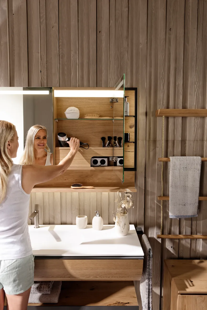 *Spiegelschrank detail