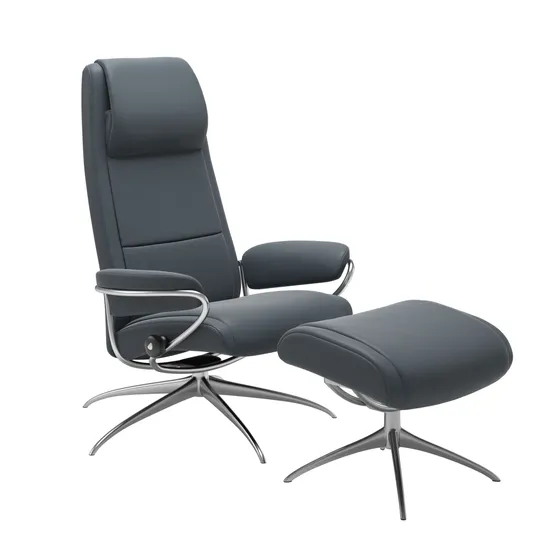Sessel mit Hocker