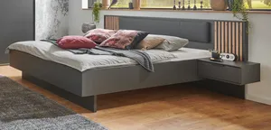 Bett mit Nachttischen