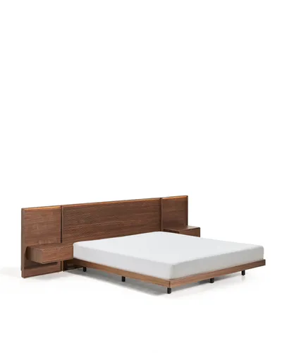 Bett mit Nachttischen