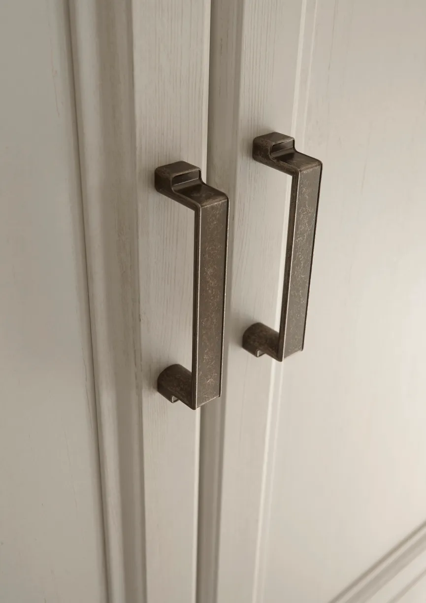 Kleiderschrank 3-trg. detail