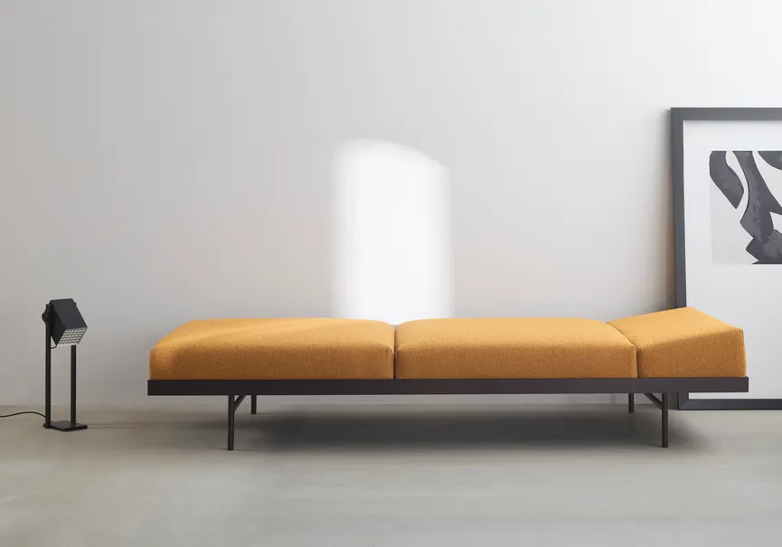 Sofa mit Walnusstisch detail