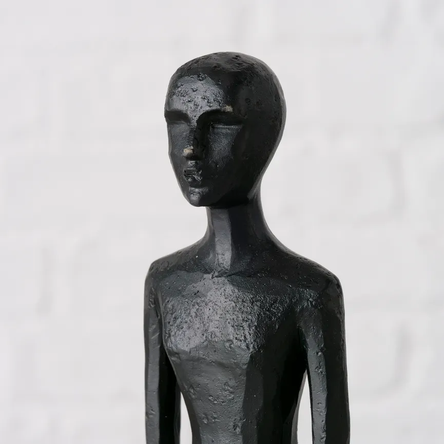 Figur "Clemont" Frau schwarz detail