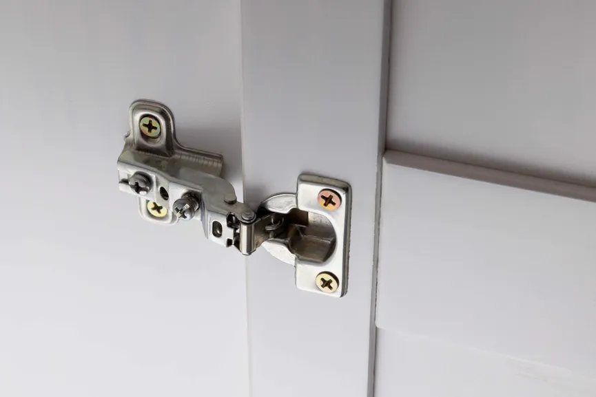 Drehtürenschrank 3-trg. detail