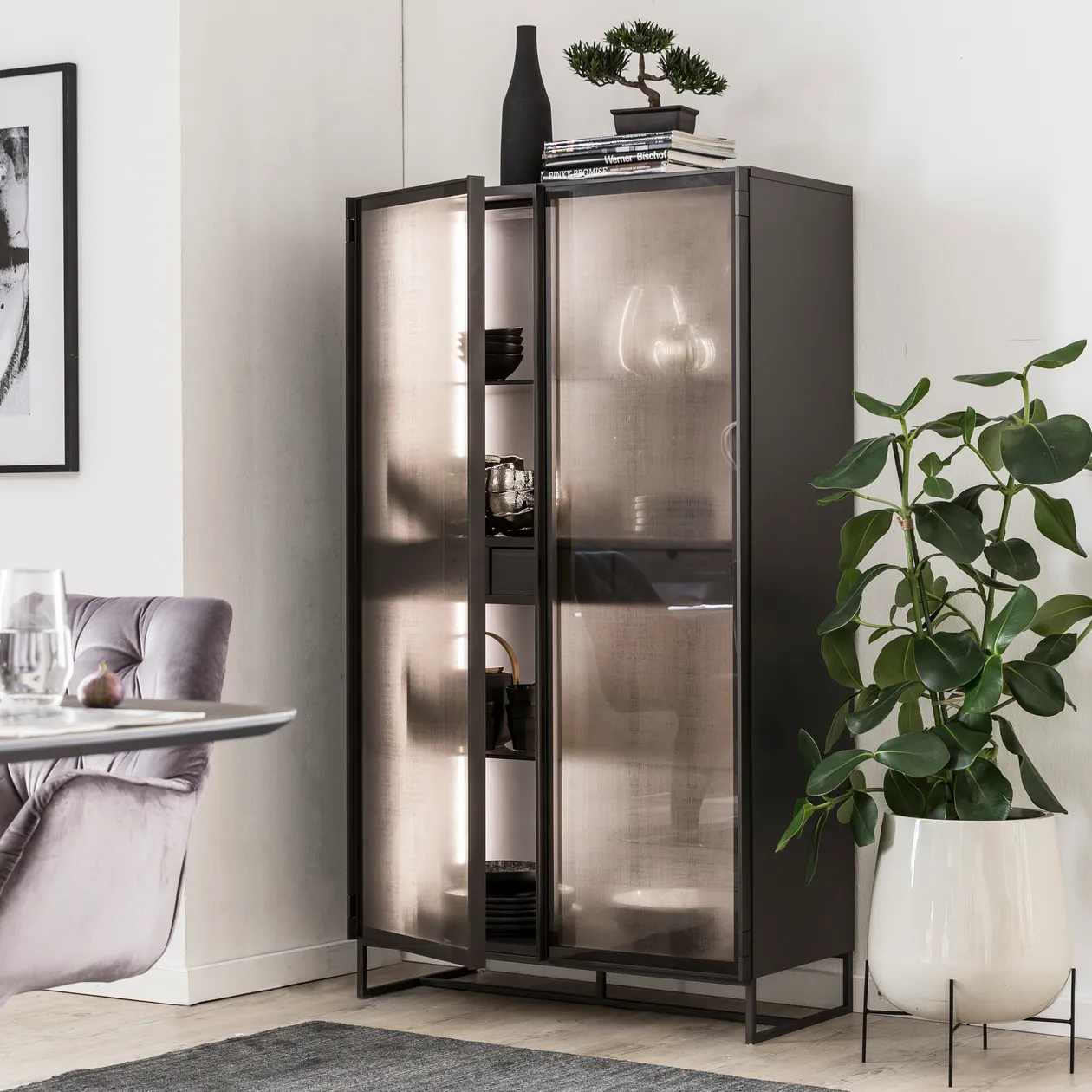 Vitrine aus Holz mit Beleuchtung