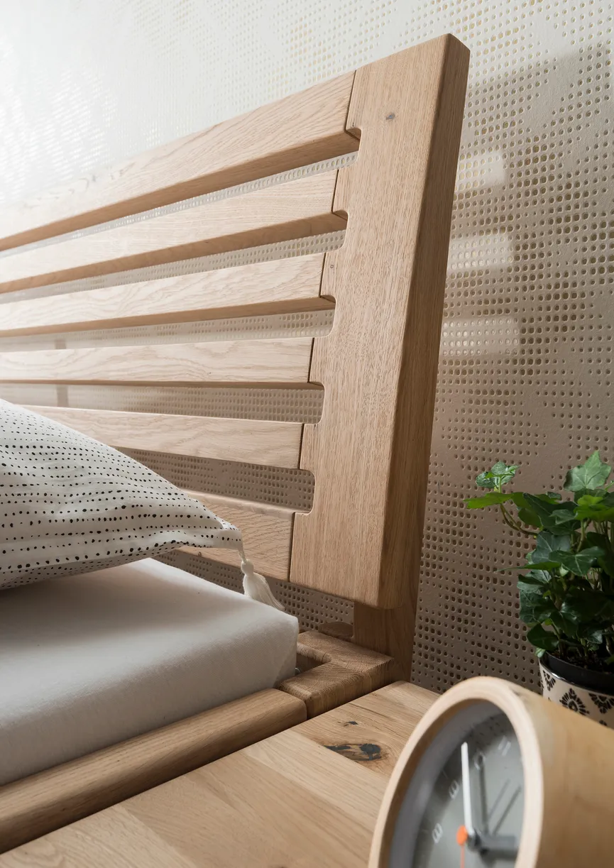 Holzbett mit Sprossenkopfteil detail