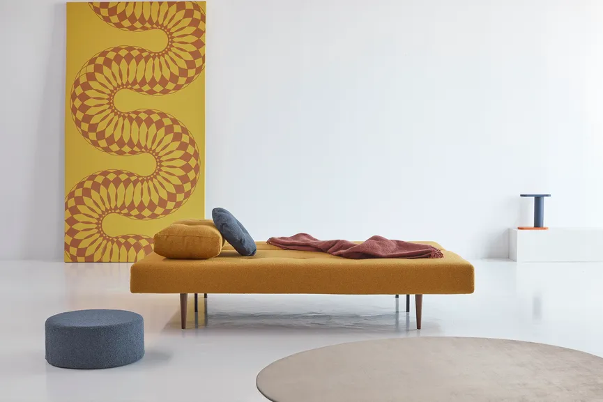 Sofa dunkles Holz detail