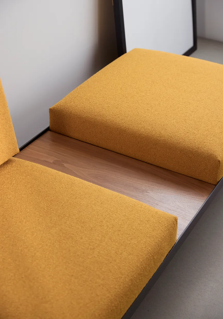 Sofa mit Walnusstisch detail