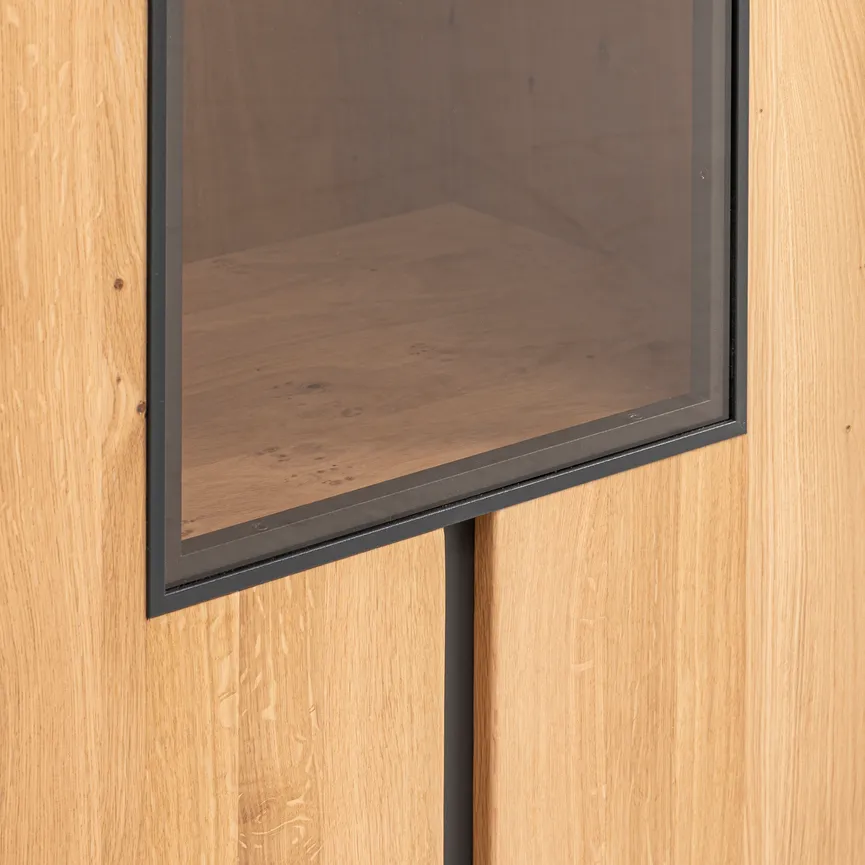 Vitrine rechtsanschlag detail