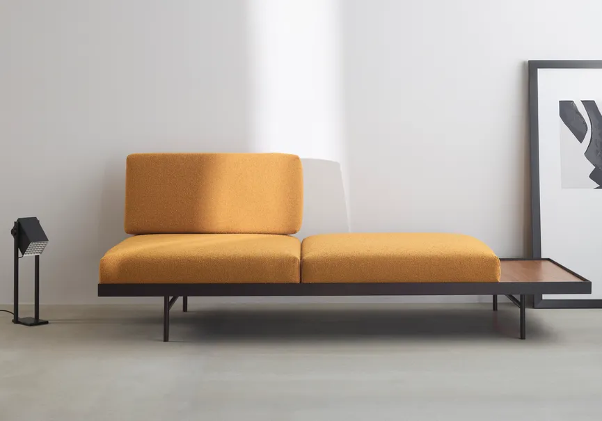 Sofa mit Walnusstisch detail