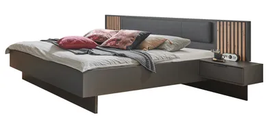 Bett mit Nachttischen