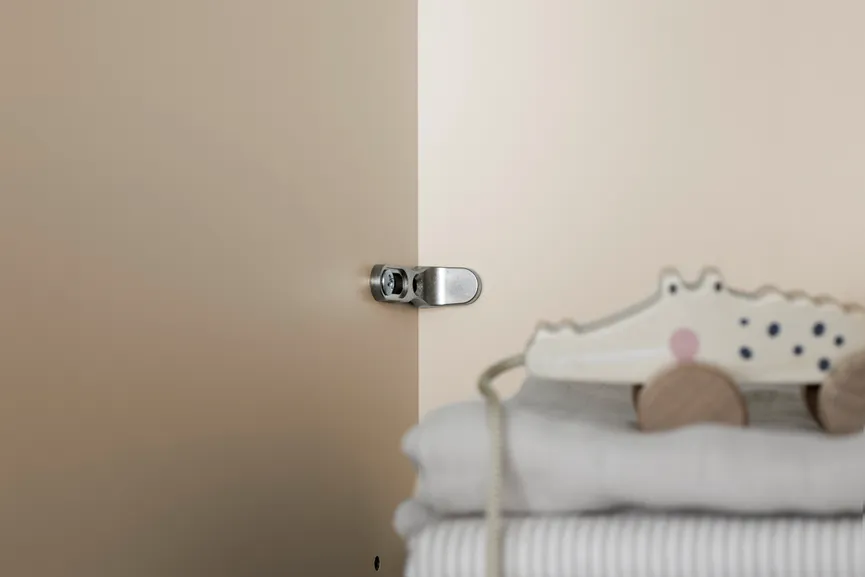 Kleiderschrank 4-trg. detail