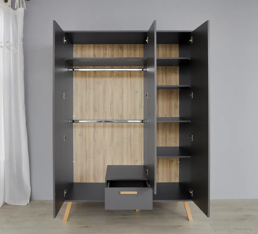 Kleiderschrank 3-trg. detail