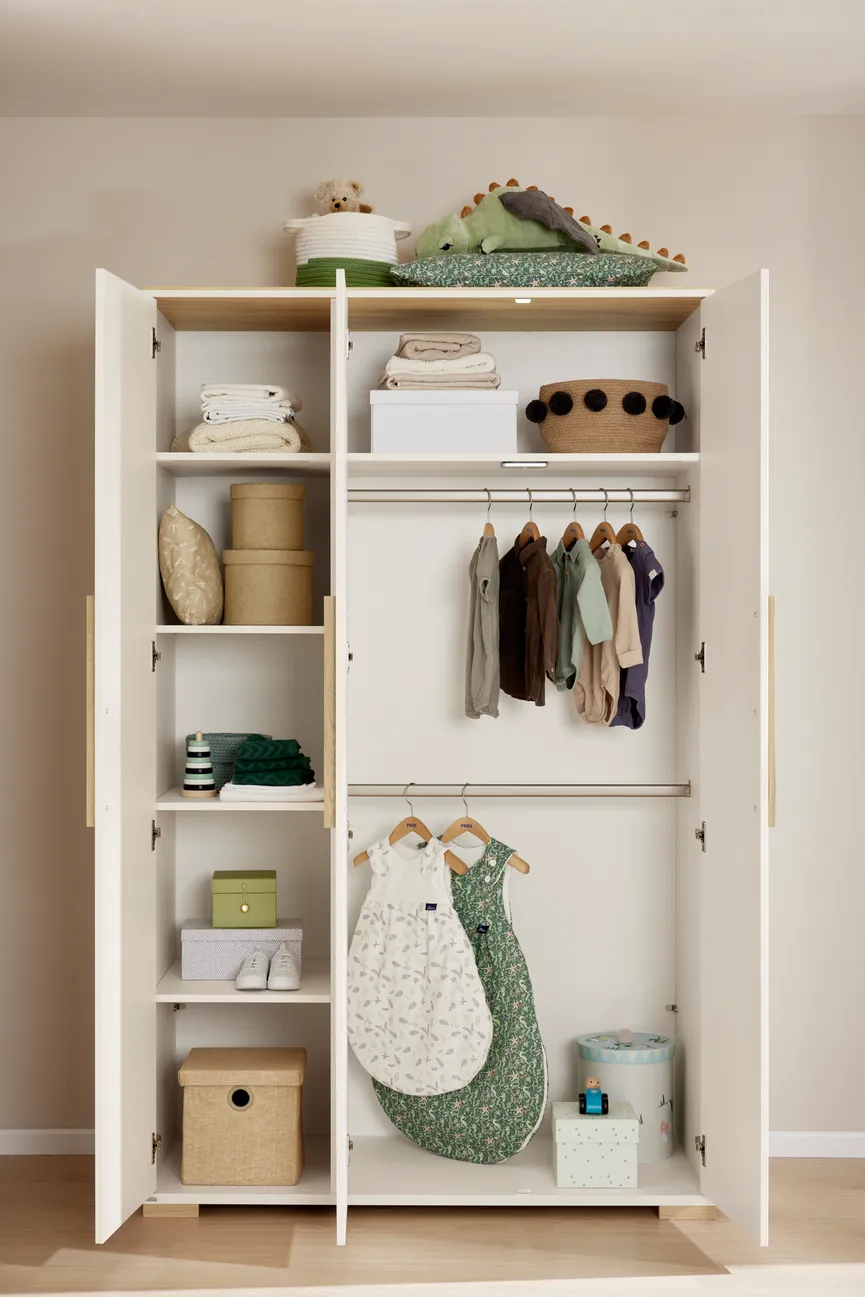 Kleiderschrank 3-trg. detail