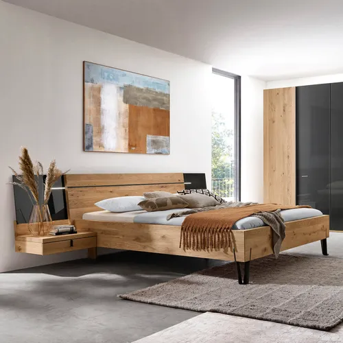 Bett mit Nachttischen