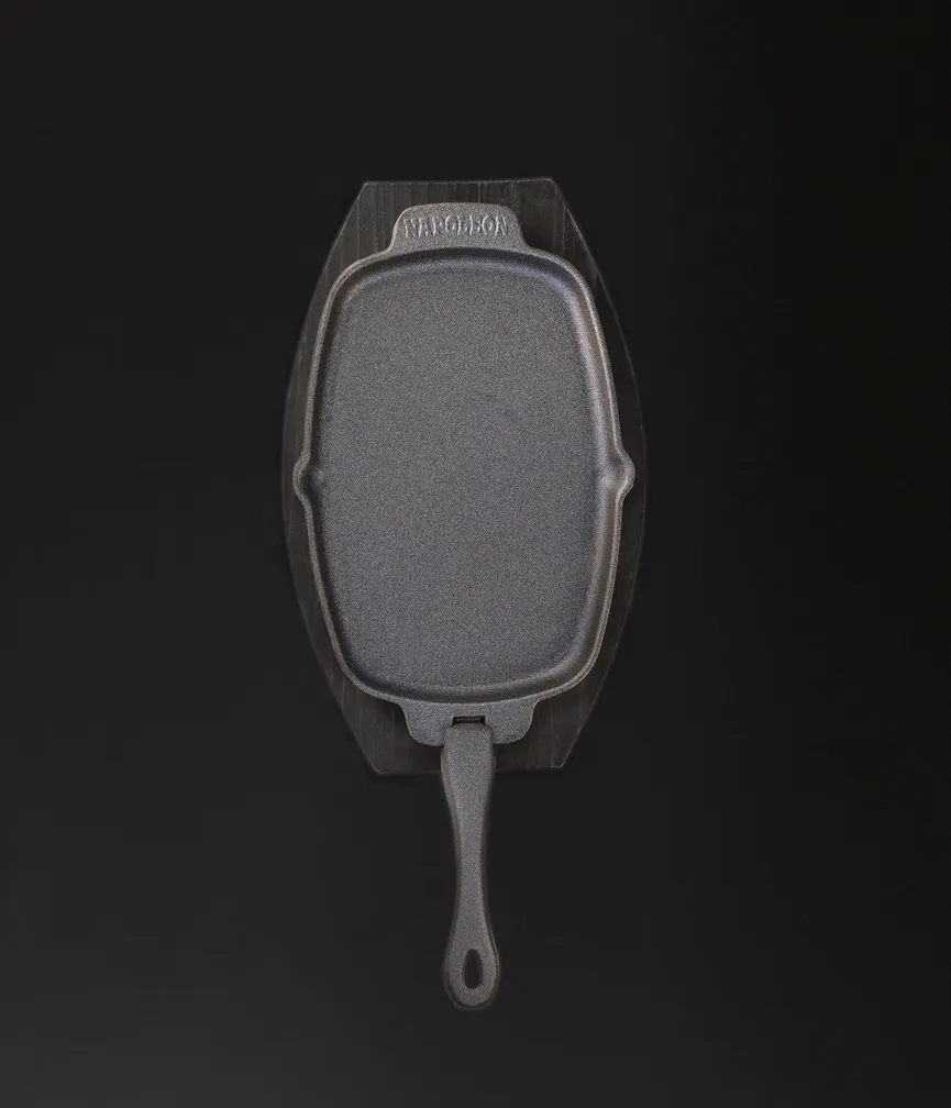 Gusseiserne Pfanne mit Holz Un detail