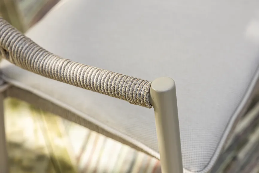 ** Armlehnstuhl stapelbar detail