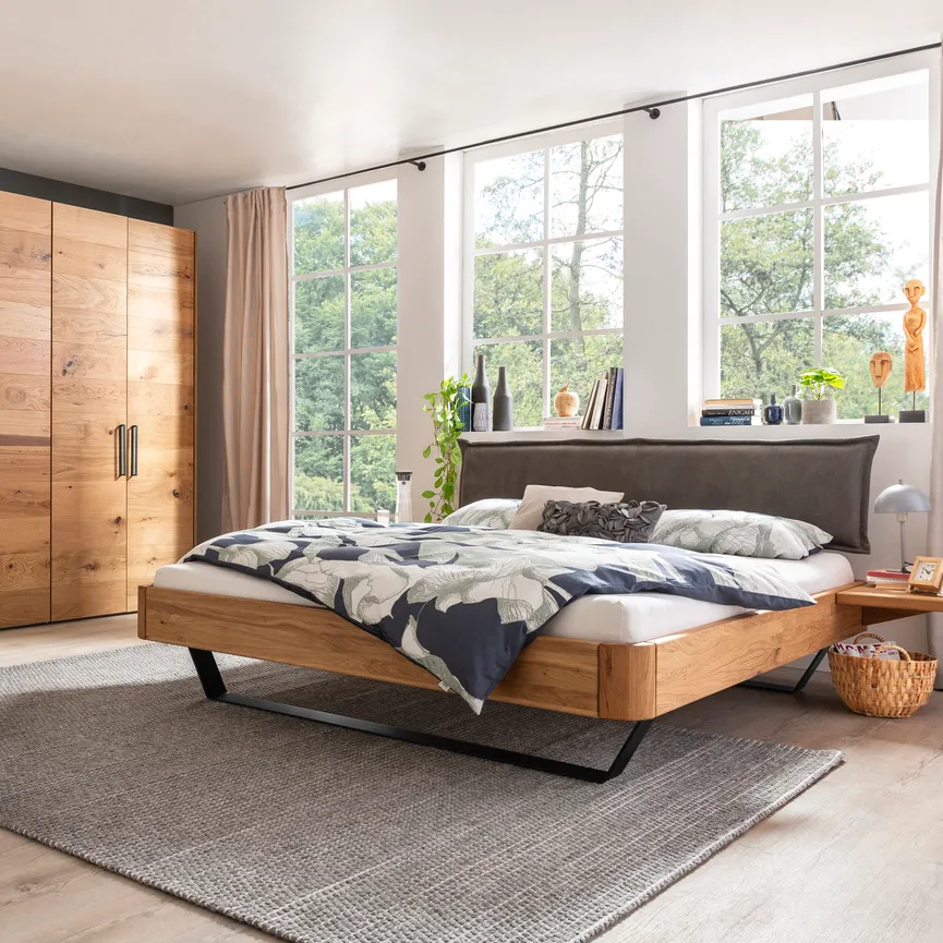 Holzbett mit Kufen hauptaufnahme