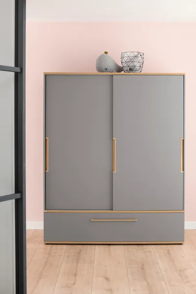 Schiebetürenschrank 