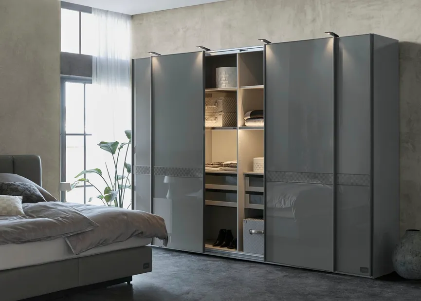 Schwebetürenschrank detail
