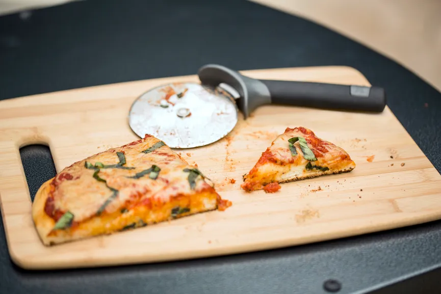 Pizzaschneider m. erg. Griff detail