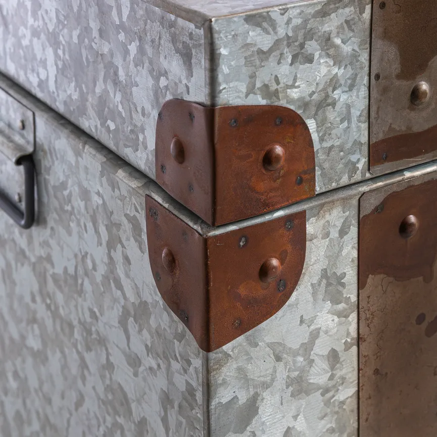 Truhe M silber detail