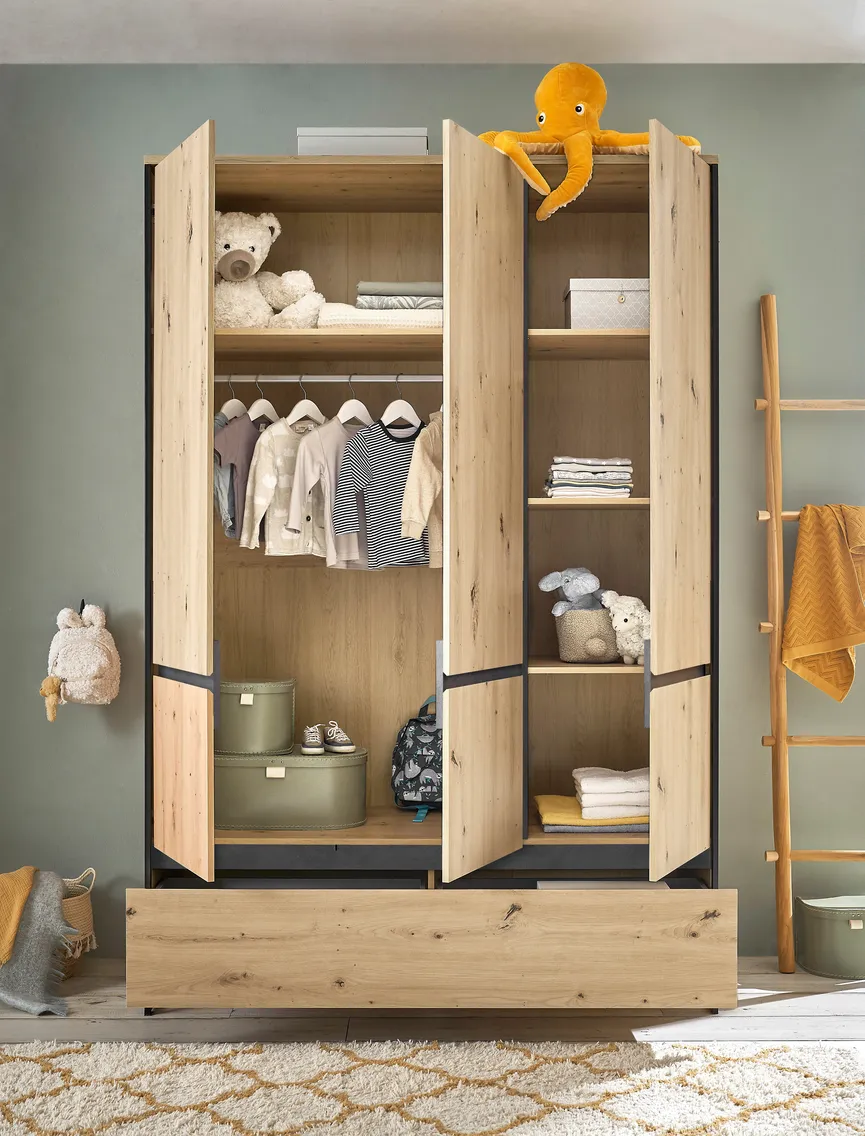 Kleiderschrank 3-trg. detail