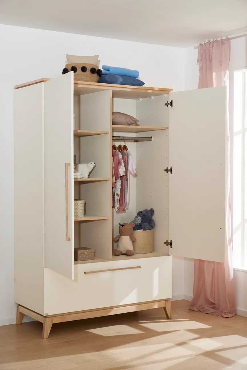 Kleiderschrank 2-trg. detail