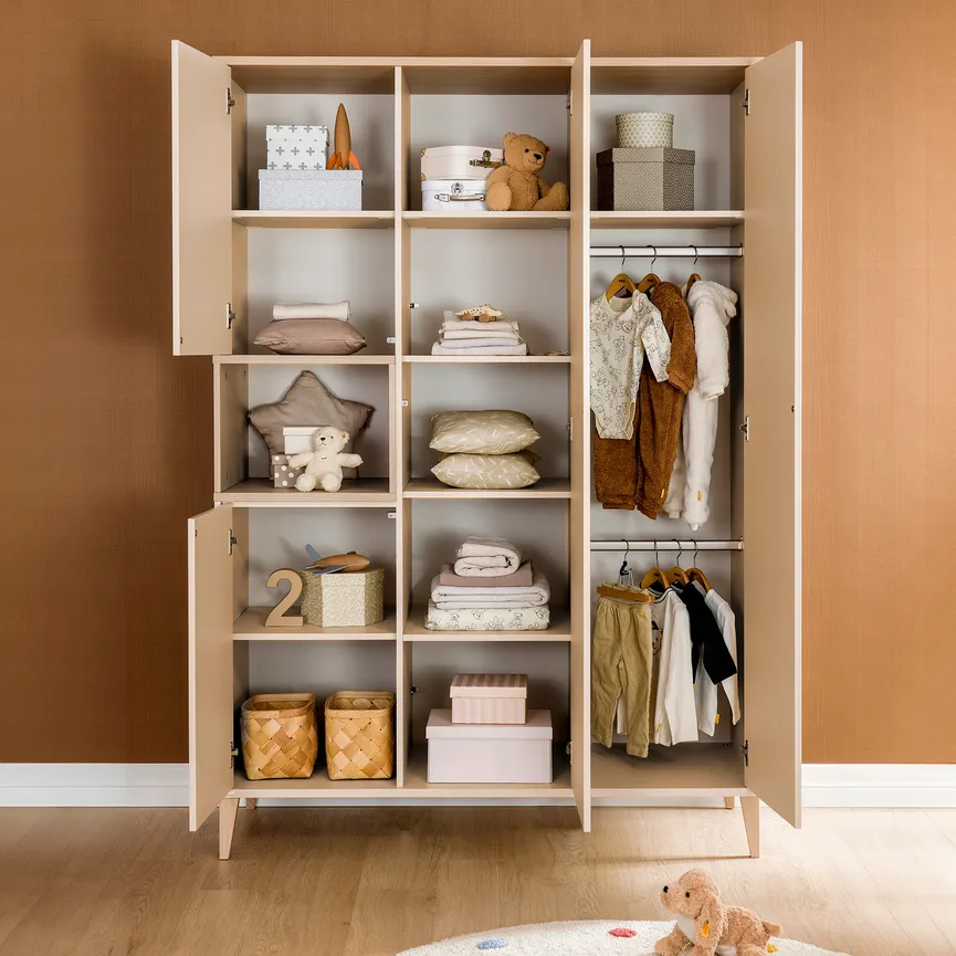 Kleiderschrank 4-trg. detail