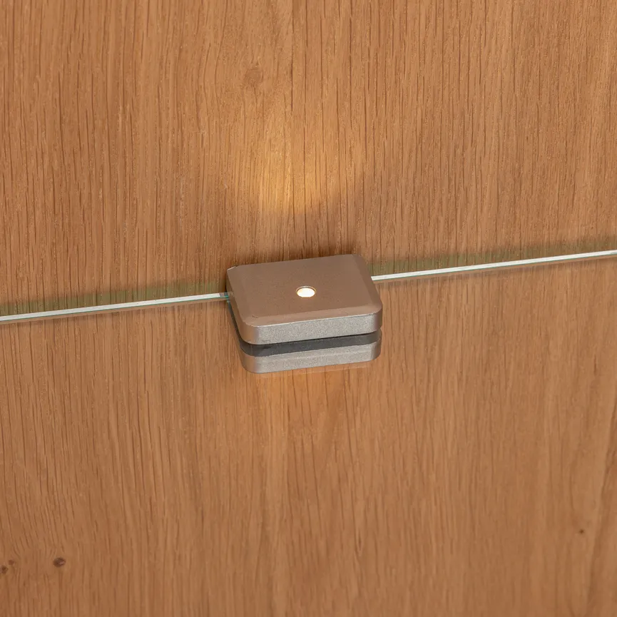 Vitrine rechtsanschlag detail