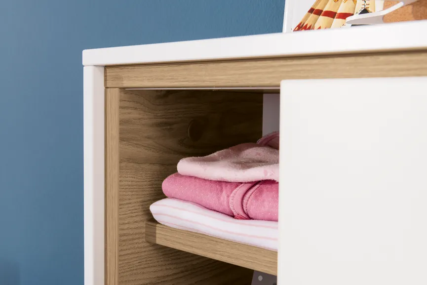 Wandregal mit Schiebetüre detail