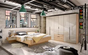 Bett mit Nachttischen