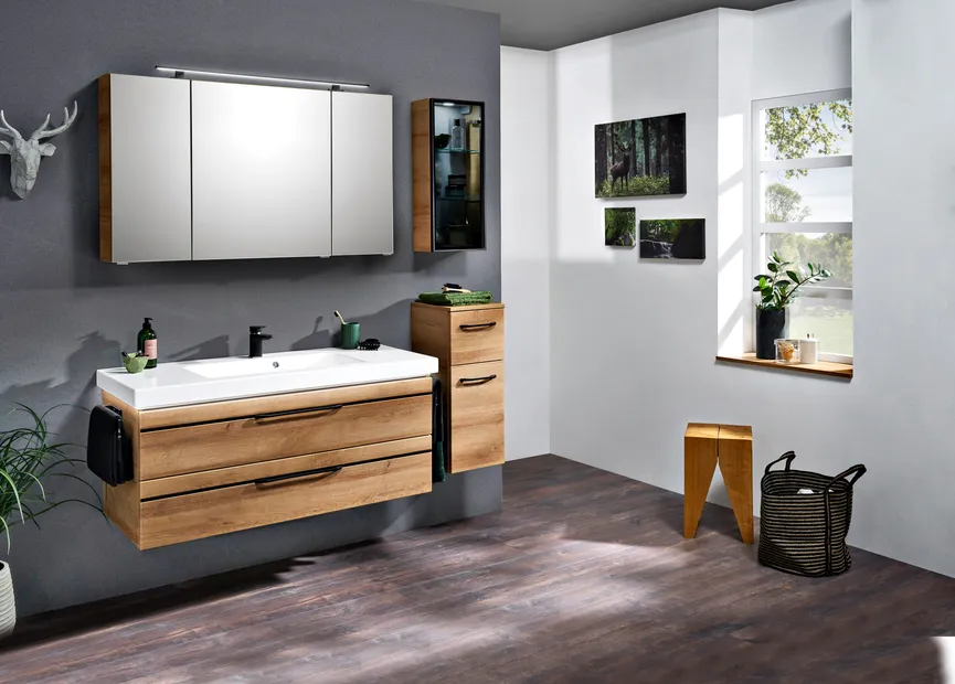 *Vitrinen-Wandschrank, rechts milieu