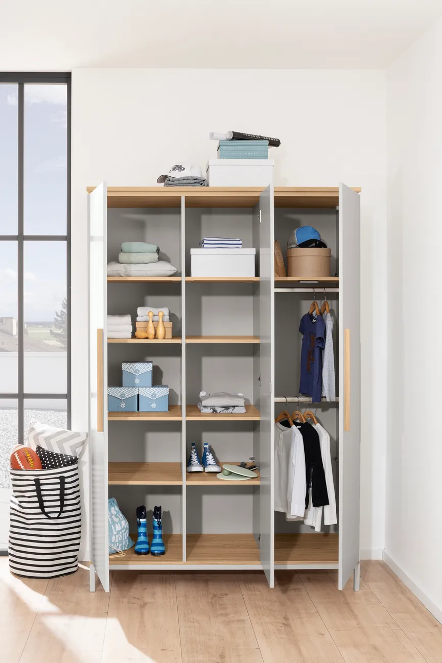 Kleiderschrank 3-trg. detail